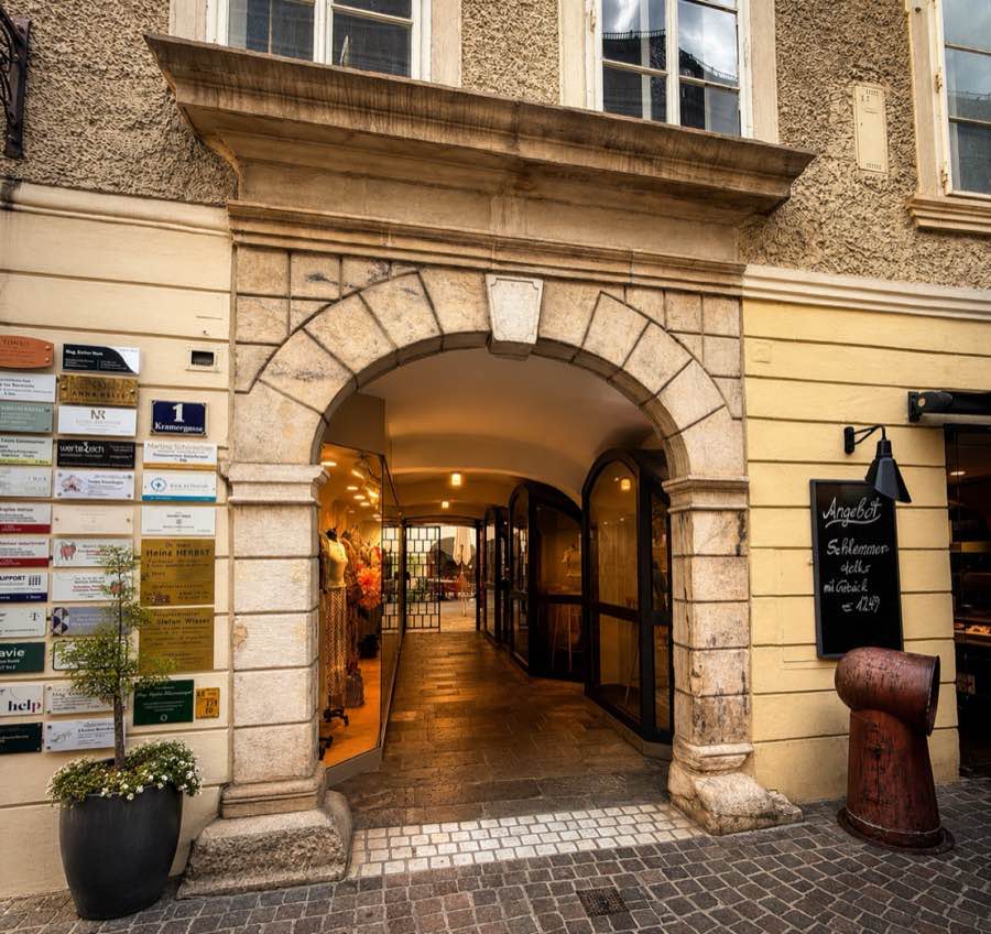 Hauseingang Kramergasse 1 in Klagenfurt – Torbogen mit Durchgang zum Innenhof, Zugang zur Ordination Dr. Milla